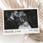 レトロはっきりしたタイポグラフィ金ゴールド結婚写真 サンキューカード<br><div class="desc">レトロはっきりしたタイポグラフィ金ゴールド写真結婚のサンキューカード |カスタマイズ可能なフォトサンキューカード金ゴールドレトロはっきりしたタイポグラフィ。このサンキューカードは結婚式や卒業式など様々なイベントに最適である。横向き写真を追加しお気に入りのてパーソナライズフラットカードとポストカードとして利用可能。</div>