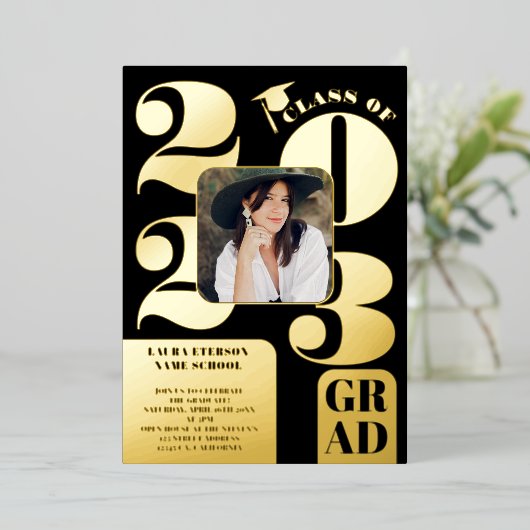 レトロはっきりした2023金ゴールドブラック5枚の写真卒業 箔招待状 (立ち正面)