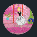 レトロはピンクダーツボード ダーツボード<br><div class="desc">このレトロピンクダーツボードで1960のロマンチックなコメディのシーンのように見える。ミニマルデザインは彼女の超キッチンと超ピンクのペントハウスのアパートで洗練された女性を示している。部屋には白いグラウト線が付いたピンク色のレンガの壁が備わっている。壁の前には燃え盛る火の付いた緑色の円錐形の暖炉がある。スライドガラスのドアを通して、白い手すりが付いたピンクのバルコニーが見える。緑豊かな熱帯植物がアクアの植木鉢に入っている。バルコニーからの眺めは、大きな街のスカイラインのシルエットだ。もちろん、シルエットはピンクの色合いだ！空には黄色い三日月が見える。ホットピンクの上に立って、アパートのshagラグは、このデザインの主要な女性である。彼女が作成したバラ色の世界へのスタークなコントラストで、美しいブロンドは、型枠のフィッティング、黒、スクープのトップを着ている長い、フレア、白いスカートと黒い羽飾り。このデザインを使えば、あなたもバラ色のメガネで世界を見ることができる！</div>