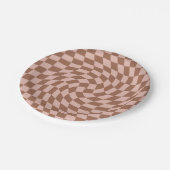 レトロほこりっぽい茶色のピンクチェックゆがんだチェッカーボード ペーパープレート (アングル)