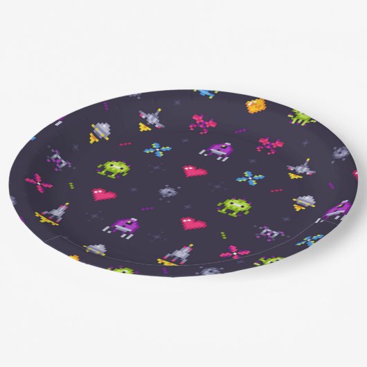 レトロアーケードゲームパターン誕生日パーティー ペーパープレート (アングル)