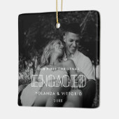 レトロアートデコ私たちの初めてのクリスマス婚約した写真 セラミックオーナメント (左)