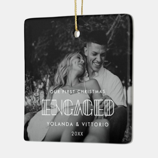 レトロアートデコ私たちの初めてのクリスマス婚約した写真 セラミックオーナメント (左)