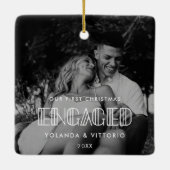 レトロアートデコ私たちの初めてのクリスマス婚約した写真 セラミックオーナメント (裏面)