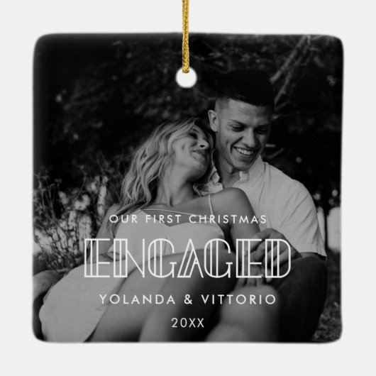 レトロアートデコ私たちの初めてのクリスマス婚約した写真 セラミックオーナメント (裏面)