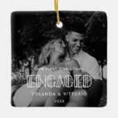 レトロアートデコ私たちの初めてのクリスマス婚約した写真 セラミックオーナメント (正面)