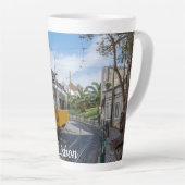 レトロイエロートラムon通りinリスボン,ポルトガル カフェラテマグ (右アングル)