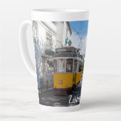 レトロイエロートラムon通りinリスボン,ポルトガル カフェラテマグ (左アングル)