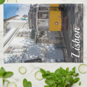 レトロイエロートラムon通りinリスボン，ポルトガル キッチンタオル (折り畳み)