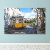 レトロイエロートラムon通りinリスボン，ポルトガル キャンバスプリント (インサイチュ (ウッドフロア))