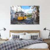 レトロイエロートラムon通りinリスボン，ポルトガル キャンバスプリント (インサイチュ (寝室))