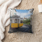 レトロイエロートラムon通りinリスボン，ポルトガル クッション