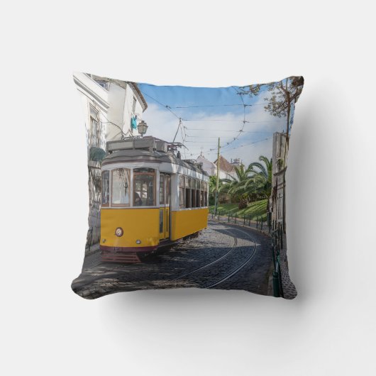 レトロイエロートラムon通りinリスボン，ポルトガル クッション