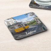 レトロイエロートラムon通りinリスボン，ポルトガル コースター (左側)