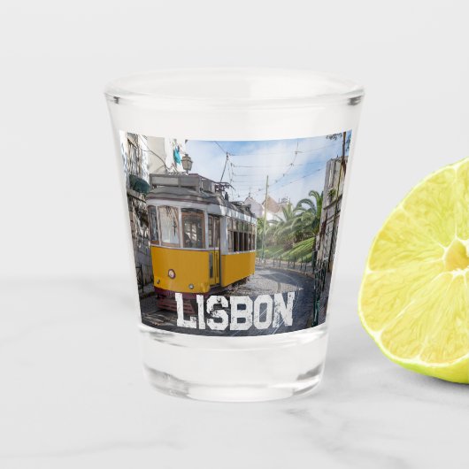 レトロイエロートラムon通りinリスボン，ポルトガル ショットグラス (正面)