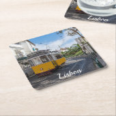 レトロイエロートラムon通りinリスボン，ポルトガル スクエアペーパーコースター (アングル)