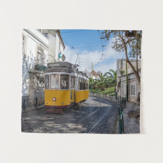 レトロイエロートラムon通りinリスボン，ポルトガル タペストリー (正面(横))