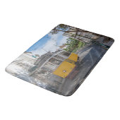 レトロイエロートラムon通りinリスボン，ポルトガル バスマット (アングル)