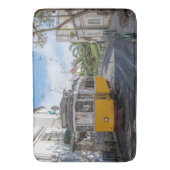 レトロイエロートラムon通りinリスボン，ポルトガル バスマット (正面縦)