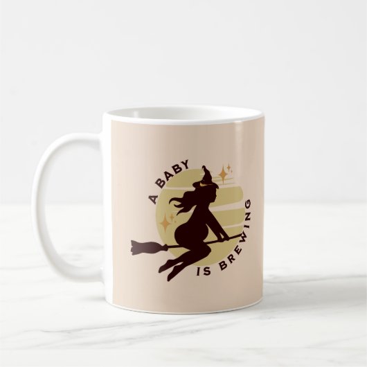 レトロウィッチベビーは赤ちゃんシャワーギフトを醸造している コーヒーマグカップ (左)