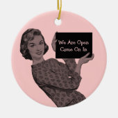 レトロウーマンとクリップボードドアハンガーオーナメント セラミックオーナメント (正面)