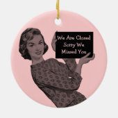 レトロウーマンとクリップボードドアハンガーオーナメント セラミックオーナメント (裏面)