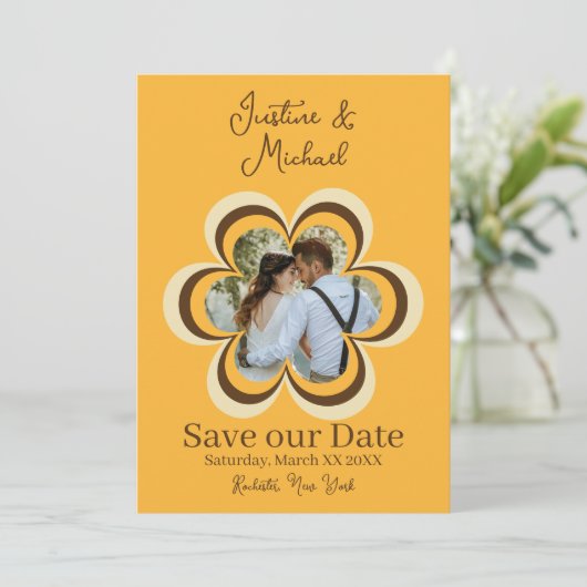 レトロオレンジ色の花フォトウェディング日付を保存 招待状 (スタンド正面)