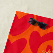 レトロオレンジGroovy赤いハート名Over Monogram ビーチタオル (インサイチュ)