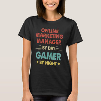 レトロオンラインマーケティングマネージャーBy Day Gamer By Nig Tシャツ