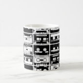 レトロオーディオテープ、古いパタファッションドーン。 コーヒーマグカップ (中央)