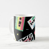 レトロオーディオテープ、80sスタイルパターン。 コーヒーマグカップ (正面左)