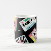 レトロオーディオテープ、80sスタイルパターン。 コーヒーマグカップ (中央)