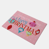 レトロオーナメントピンクのクリスマスの形式 ドアマット (アングル)