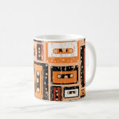 レトロカセットテープシームレスパターン コーヒーマグカップ (正面右)
