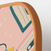 レトロカセットテープパターンピンク ピックルボールラケット (左詳細)