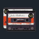レトロカセットテープS50th誕生日パーティーInv 招待状<br><div class="desc">レトロカセットテープ（オーディオテープまたはオーディオカセット）と白とオレンジのラベルをパーソナライズする。50は小さな黒いラベルでカスタマイズ可能。50歳の誕生日パーティーのための文字とフラットラウンドカード招待のデザイン。他のオーディオテープやビデオテープを使用できる他のモデル。一致する誕生日を保存する日付（葉書）、ゲストブック(懸命カバー)、ありがとうギフトラベルと他…</div>