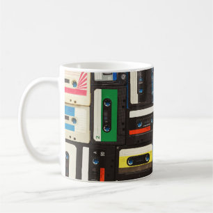 レトロカセット:青い背景ヴィンテージ。 コーヒーマグカップ