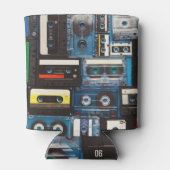 レトロカセット：青い背景ヴィンテージ。 缶クーラー (裏面)