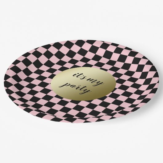 レトロカッコいいピンク市松模様にブラックのチェックパーティーのデコ ペーパープレート (アングル)