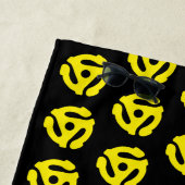 レトロカッコいいヴィンテージイエロー45スペーサーDJ ビーチタオル (インサイチュ)