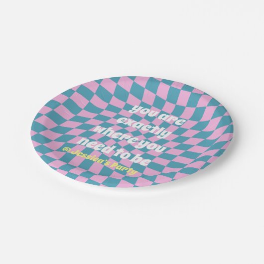 レトロカッコいい引用文ピンクブルー市松模様にパーティーテーマ ペーパープレート (アングル)