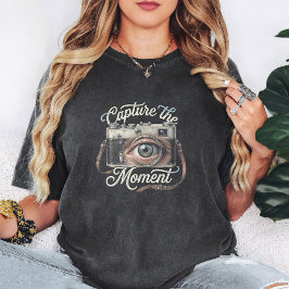 レトロカメラの眼で瞬間を捉えるデザイン Tシャツ