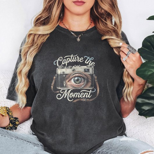 レトロカメラの眼で瞬間を捉えるデザイン Tシャツ