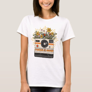 レトロカメラのTシャツに焦点を合わせる Tシャツ