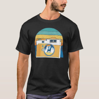 レトロカメラ、鹿と山の写真 Tシャツ
