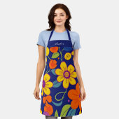 レトロカラフル花 – ドーパミンスタイル エプロン (着用した状態)