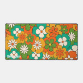 レトロカラフルGroovyフラワースクリプト名 デスクマット (正面)