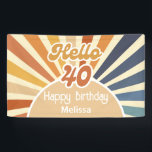 レトロカラフルSun Groovy Wave Hello 40th Birthday 横断幕<br><div class="desc">祝レトロSun Groovy Wave40thバースデーバナーカラフルで素晴らしい40s!この目鮮やかを引く装飾は、すぐにグルービー時代に戻って運ぶ。レトロスタイリッシュな太陽デザインで、40歳の誕生日お祝いに最適。つる懐かしさとお祝いの波を乗せ転がて！</div>
