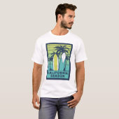 レトロカリフォルニアサーフボードアート – Summer Coastline Tシャツ (正面フル)
