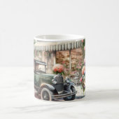レトロカーと花咲くブティックのシーン コーヒーマグカップ (中央)